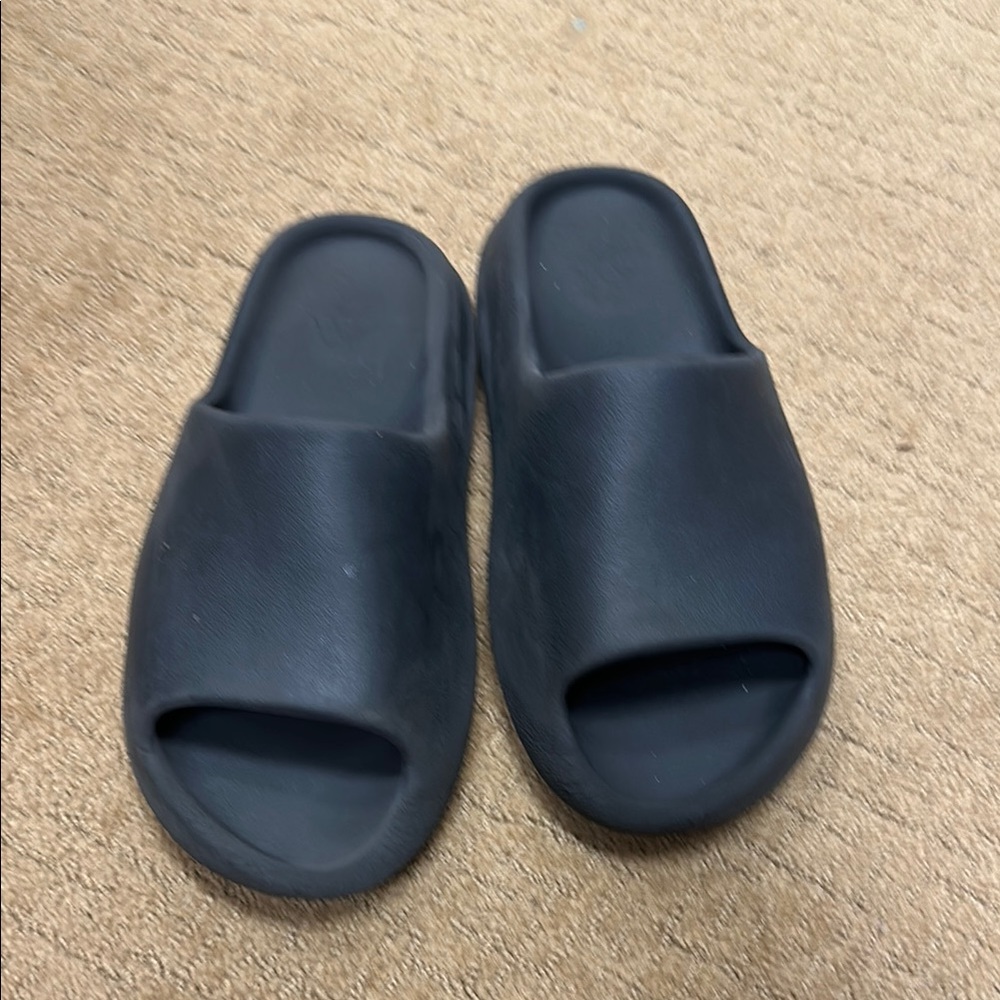 Addidas Yeezy black slides